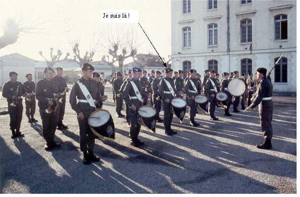 Avec la musique militaire au Tambour